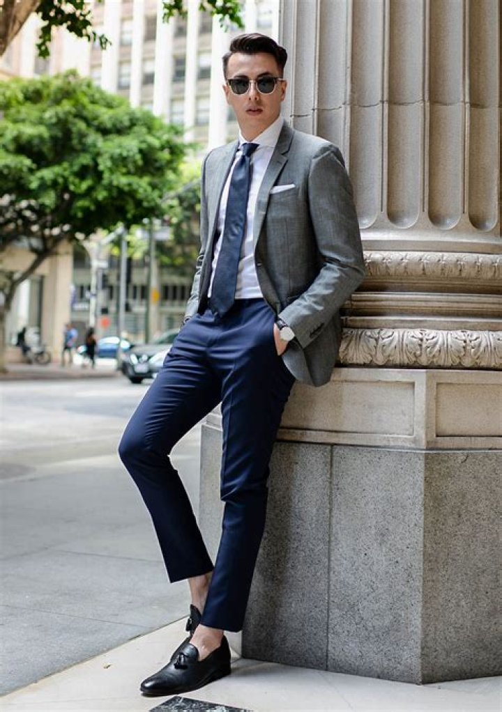 Does grey go with navy blue?