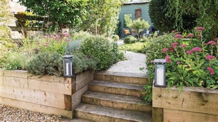 Does putting bark down stop weeds?