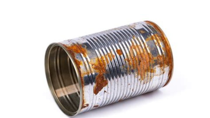 Is it safe to eat food from a rusted can?