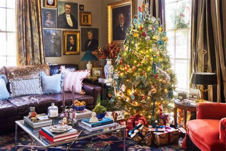 Should you unplug Christmas lights when raining?