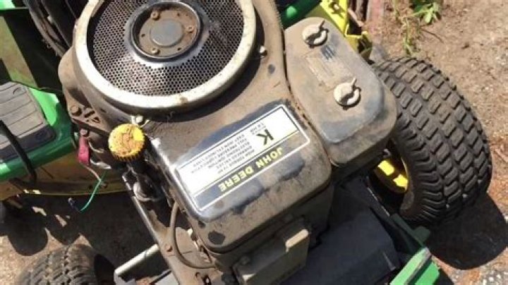 What engines does John Deere use?