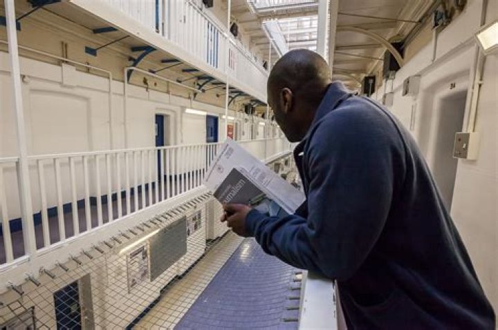 What time do prisoners go to bed in UK?