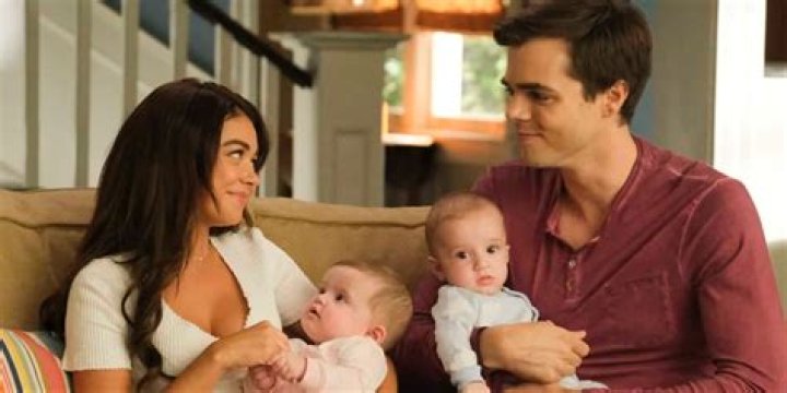 Why did Haley leave Modern Family in season 4?