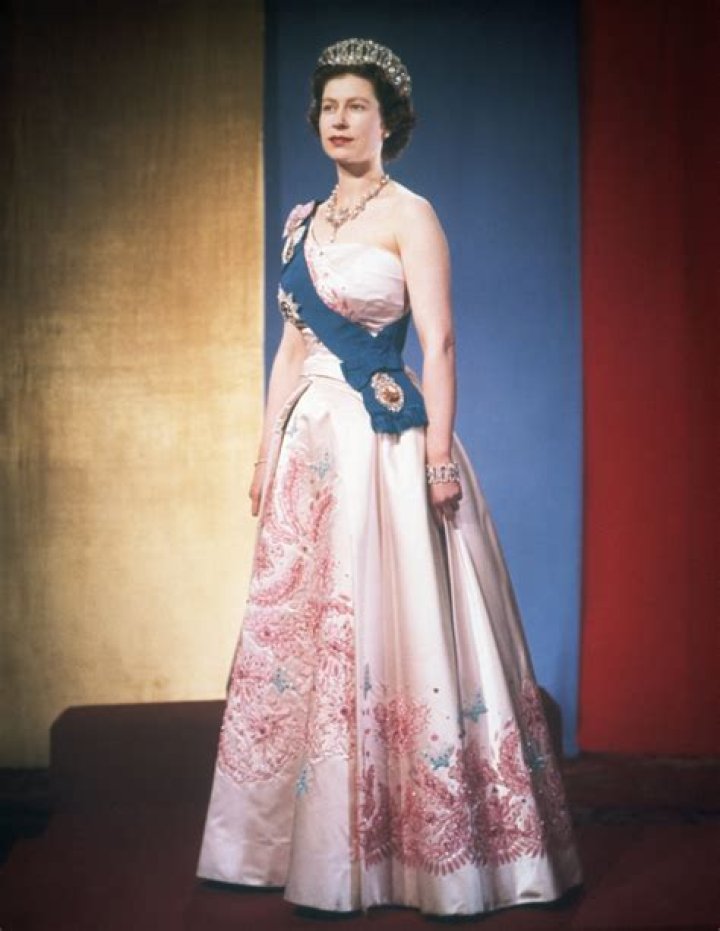 Why does Queen Elizabeth always wear a brooch?