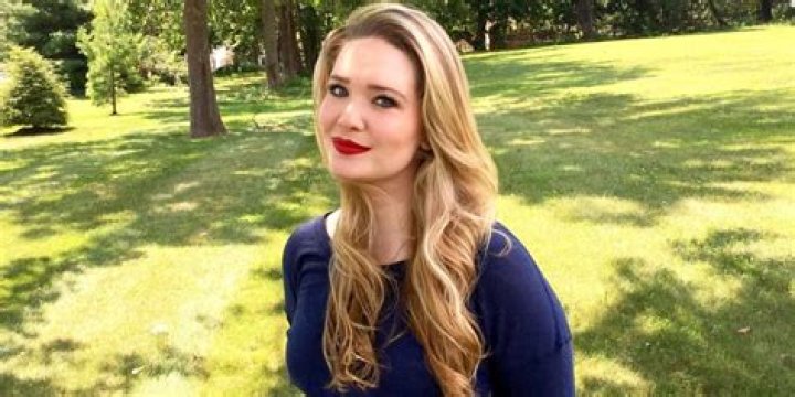 Why is Sarah J. Maas popular?
