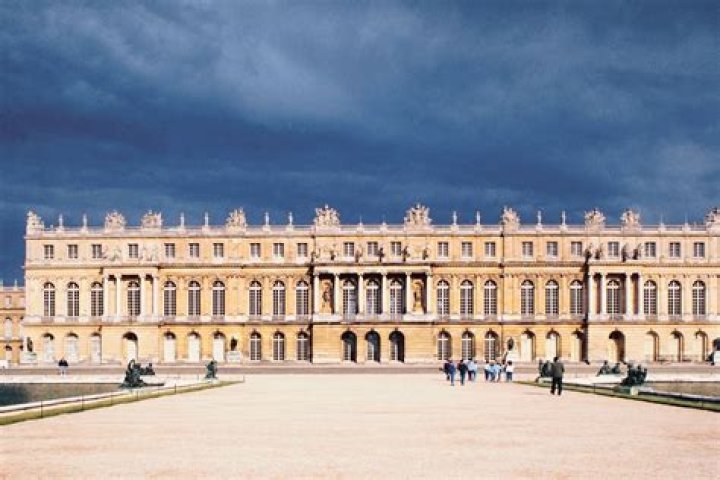 Why was Versailles so dirty?